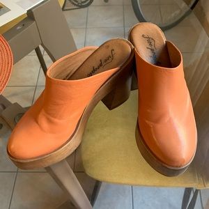 Orange Free people Suki Platform heeled clogs. Size 38.5